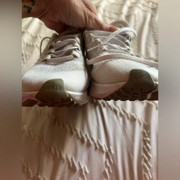 Women’s Nike Air Zoom Pegasus 37 Sneakers - Picture 9 of 10